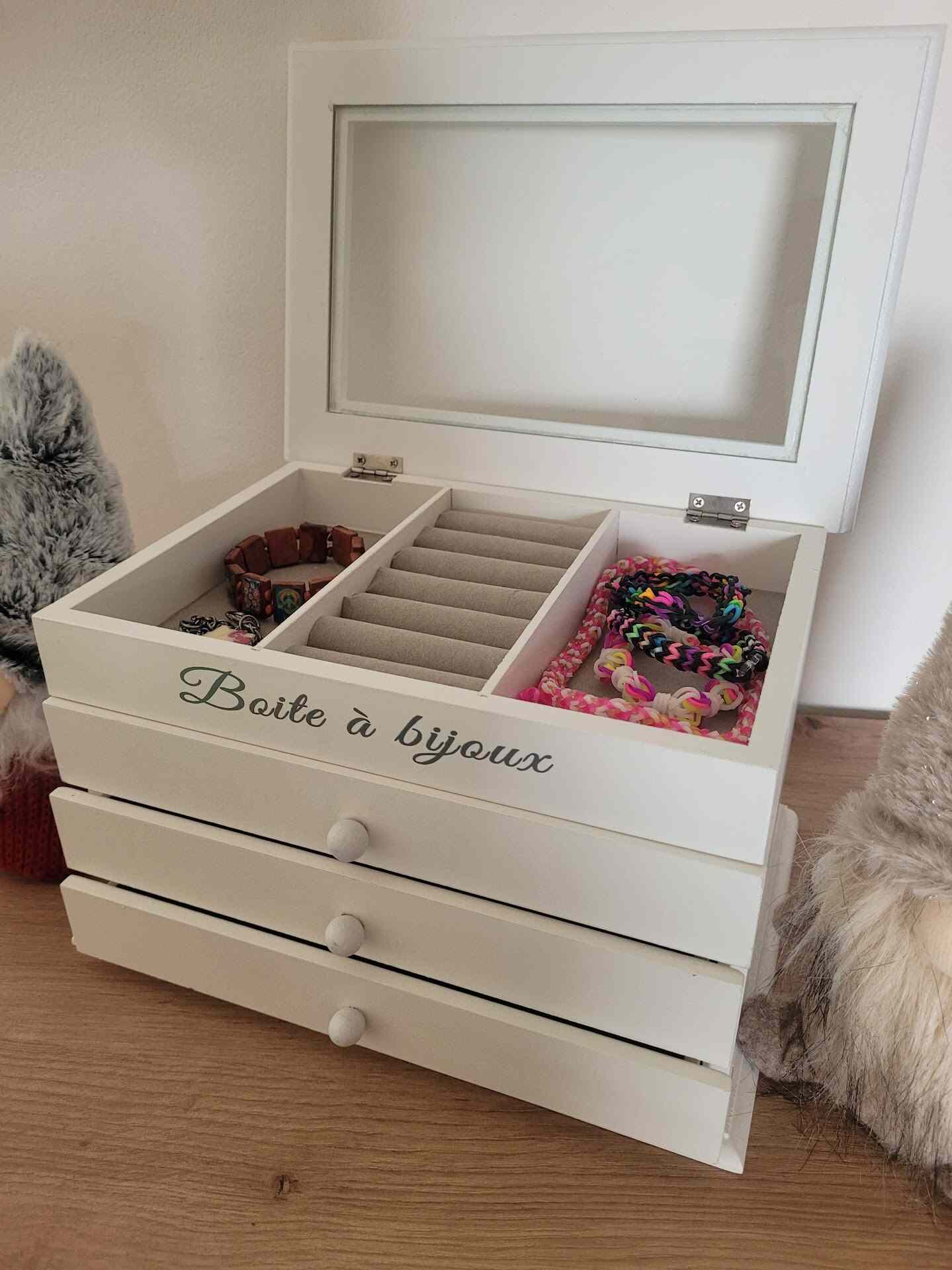 Bílá šperkovnice s šuplíky