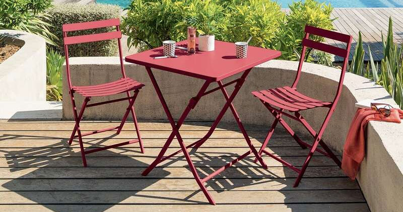 Jaký nábytek na balkon: kov vs. ratan vs. dřevo