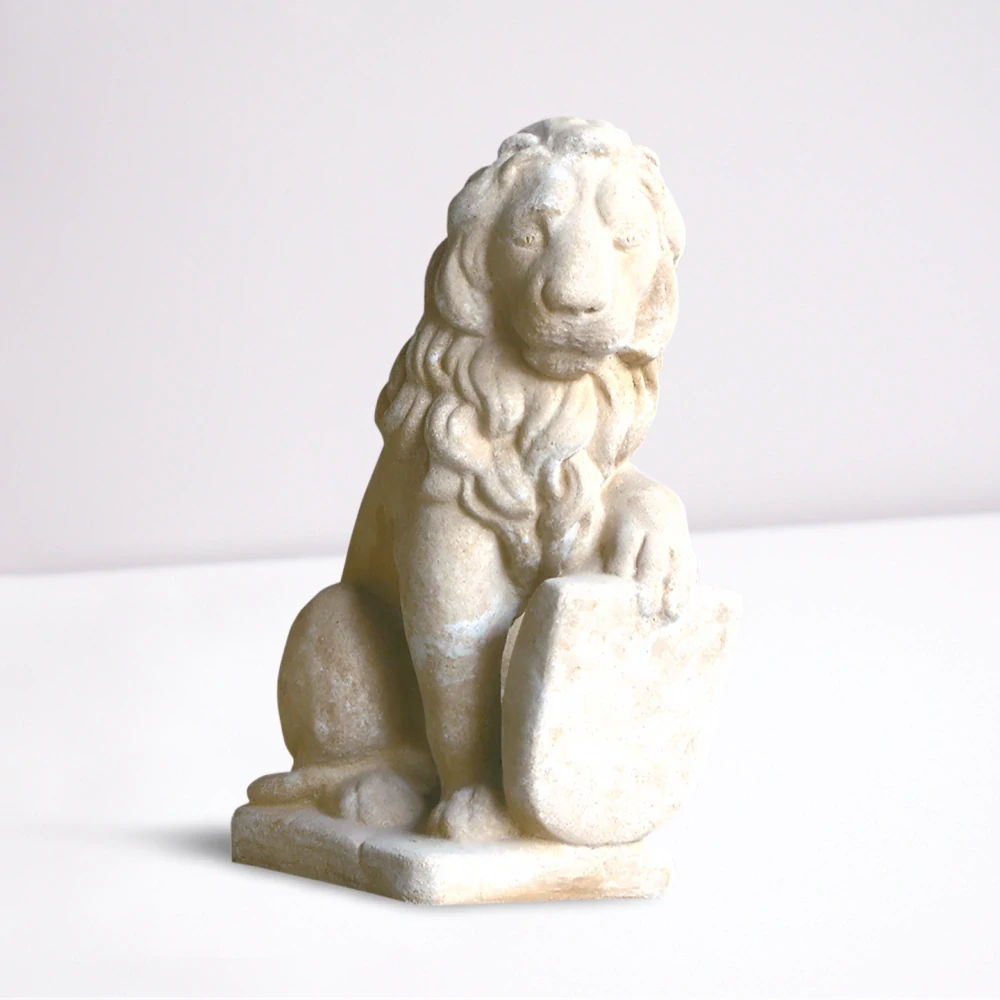 Socha lva s tlapkou na štítu - levá tlapka