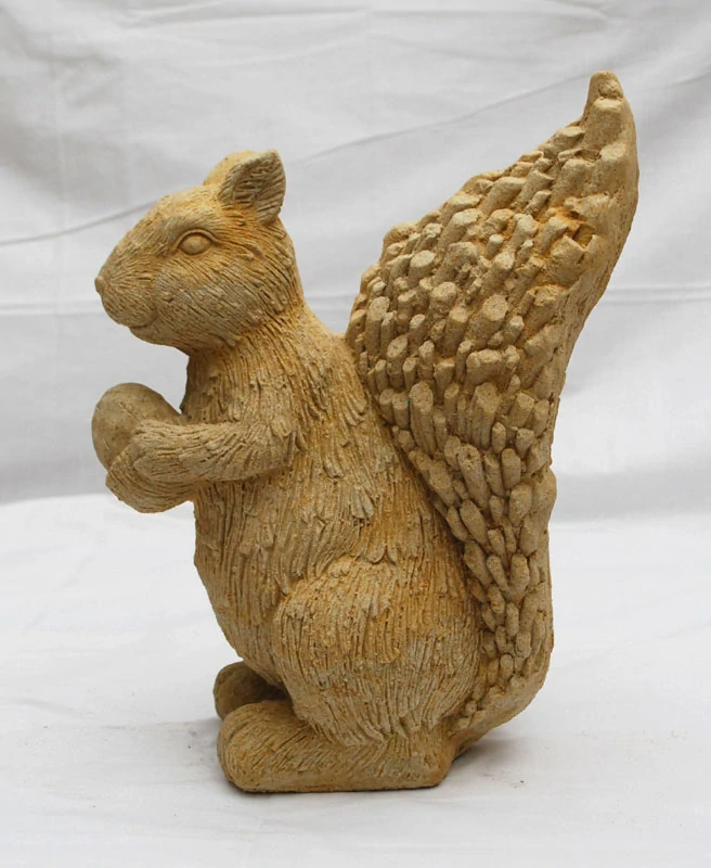 Zahradní dekorace veverka s oříškem 12kg