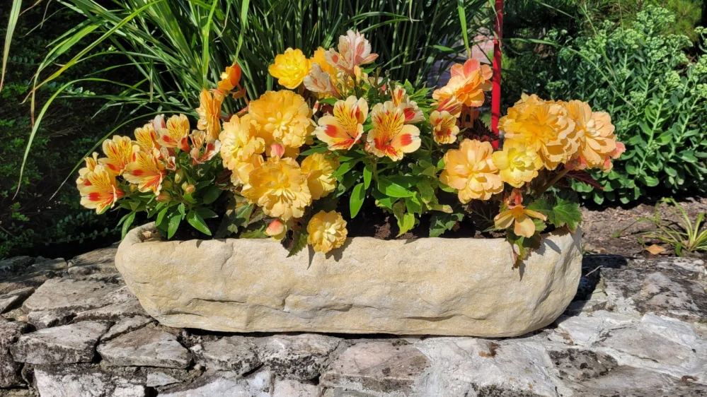 Truhlík z umělého pískovce XI.