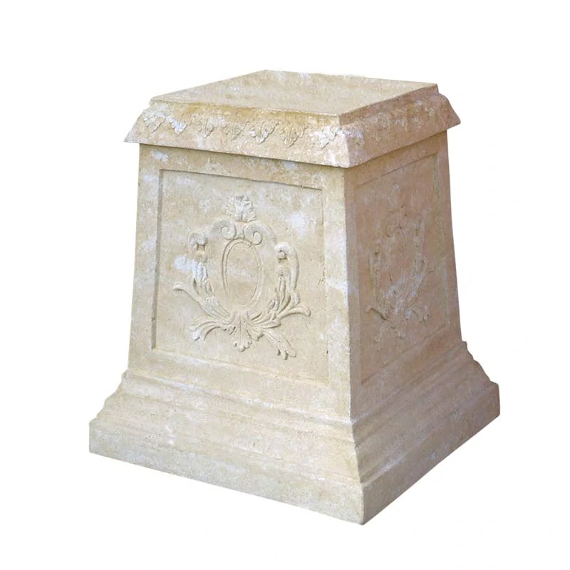 Zdobený podstavec z umělého pískovce 52 cm