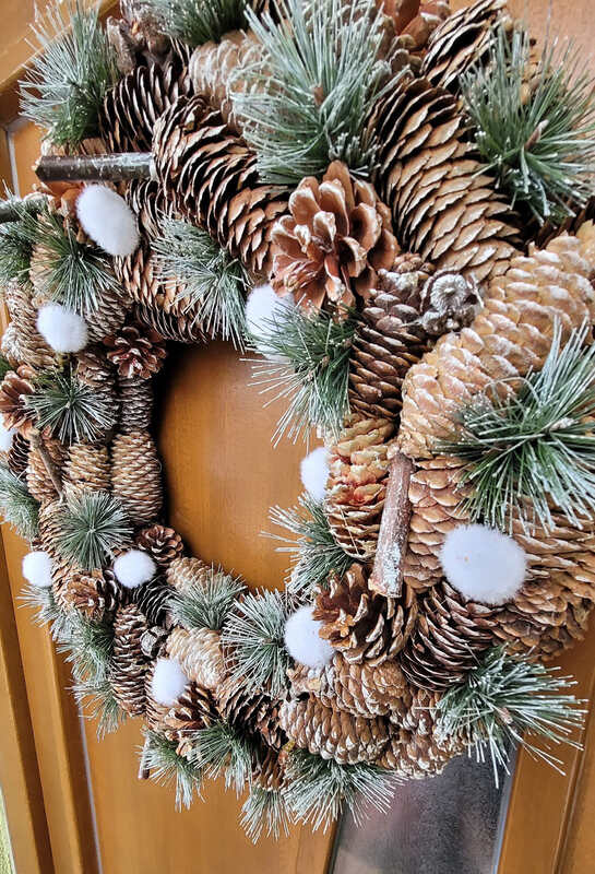 Věnec s šiškami a třpytivými větvičkami 50 cm