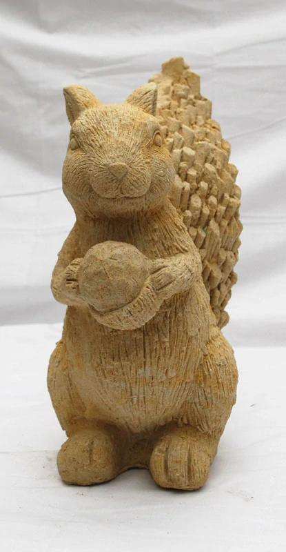 Zahradní dekorace veverka s oříškem 12kg