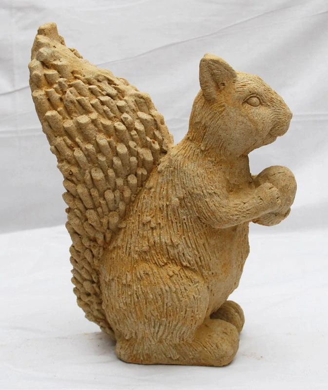 Zahradní dekorace veverka s oříškem 12kg