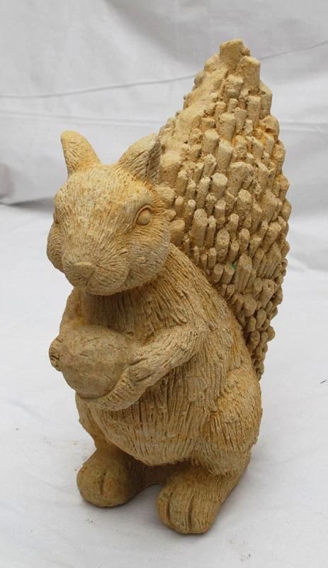 Zahradní dekorace veverka s oříškem 12kg