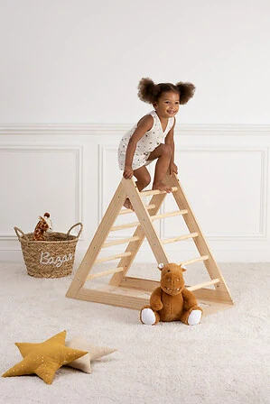 Interiérová dětská lezecká stěna