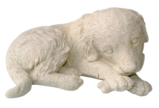 Soška ležícího štěňátka