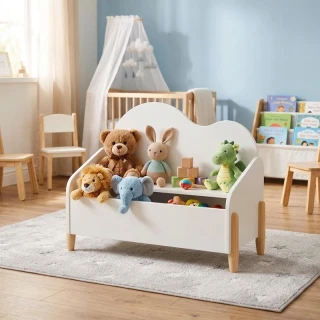 Nízká truhla ve tvaru mráčku v dětském pokojíčku