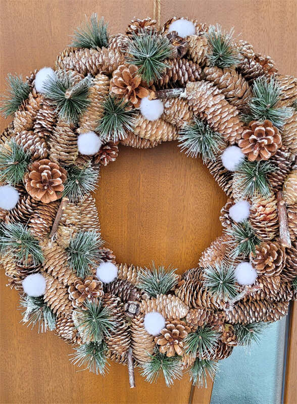 Závěsný vánoční věnec na dveře